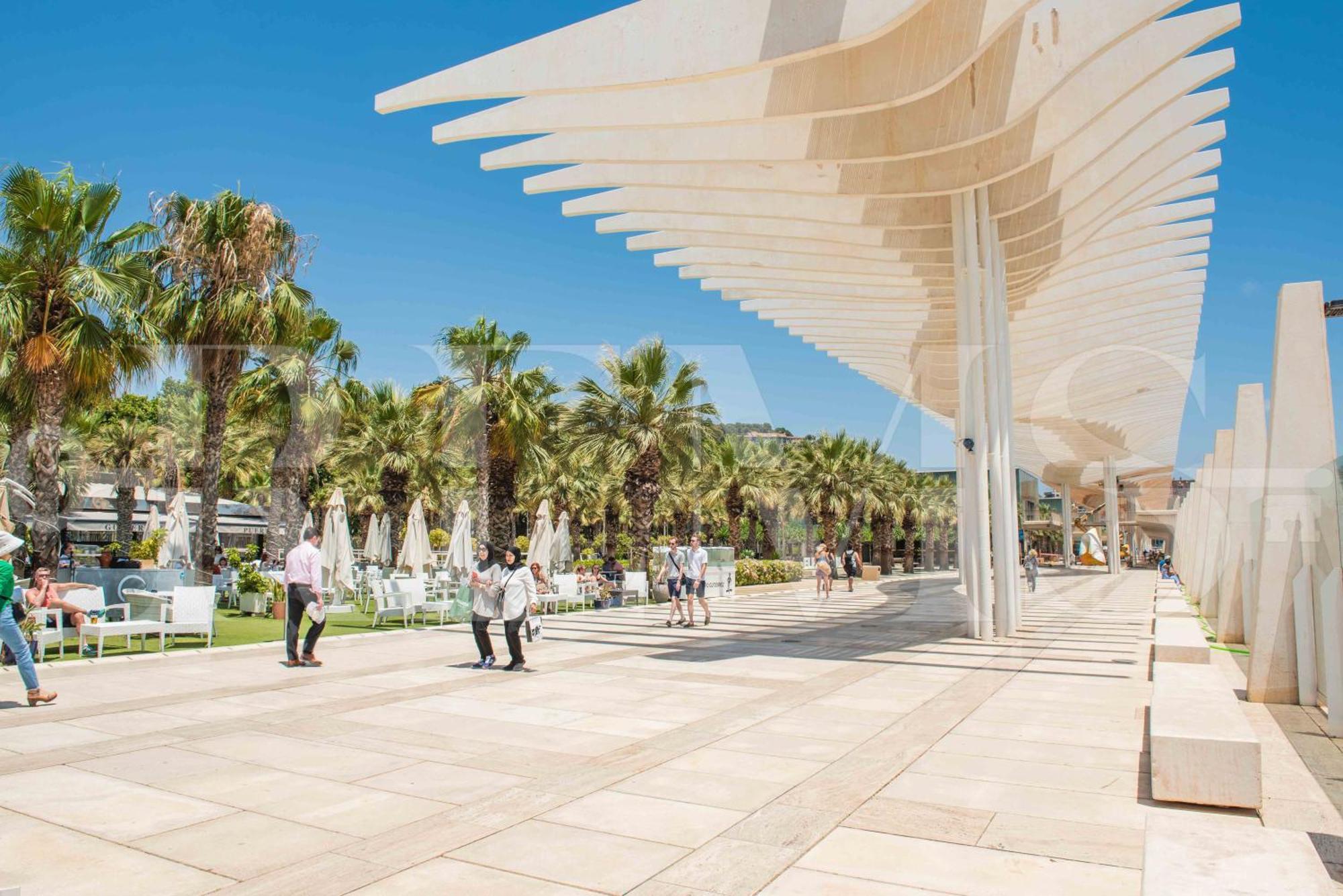 Elegant Coastal Charm With Unique Views By Rems * Málaga